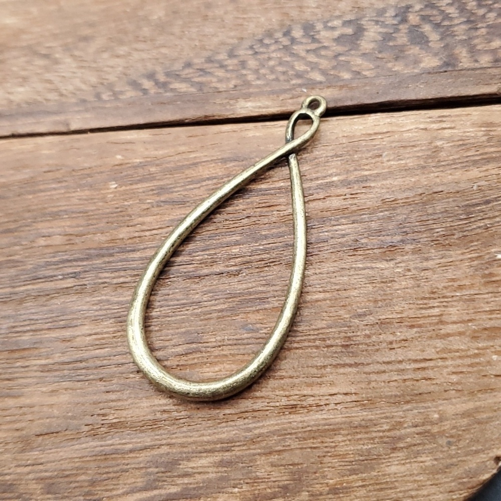 Brass teardrop twist pendant‎